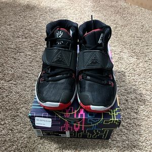 Black and red Nike Kyrie 6. Size 5y